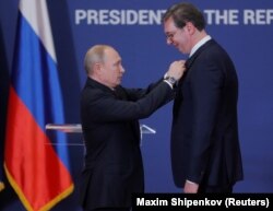 Predsjednik Rusije Vladimir Putin odlikovao je predsjednika Srbije Aleksandra Vučića 17. januara 2019. prilikom posjete Beogradu.