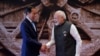 Perdana Menteri India Narendra Modi berjabat tangan dengan Presiden Joko Widodo setibanya di acara KTT G20 di Bharat Mandapam, New Delhi, India, Sabtu, 9 September 2023. (Foto: Evan Vucci/Pool via REUTERS)