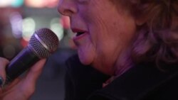 Jubilada canta en el Obelisco de Buenos Aires para llegar a fin de mes 