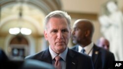 Кевін Маккарті минулого тижня зустрівся з президентом України Володимиром Зеленським. Він назвав зустріч “продуктивною”, однак наголосив на пріоритетності видатків на внутрішні потреби США. 