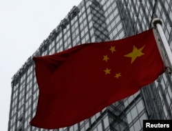 資料照：一面中國國旗在羅兵咸永道在北京的辦公大樓前飄揚。（2024年1月24日）