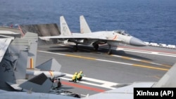 中國軍隊在台灣周邊海域舉行軍演，一架殲-15戰機準備從山東號航母上起飛。（2023年4月9日）