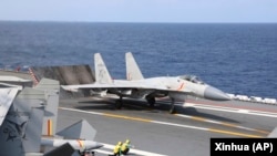 中国军队在台湾周边海域举行军演，一架歼-15战机准备从山东号航母上起飞。（2023年4月9日）