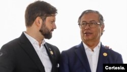 Los presidentes Gabriel Boric y Gustavo Petro conversan durante los actos conmemorativos por los 50 años del Golpe de Estado en Chile. [Foto: Presidencia de Colombia]