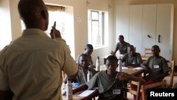 Mwalimu akifundisha wanafunzi katika shule iliyopo hifadhi ya Taifa ya Singita Grumeti, Tanzania. Picha na REUTERS/Baz Ratner.