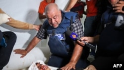 وائل الدحدوح، خبرنگار بخش عربي شبکه الجزيره در غزه حین دیدن اجساد اعضای کشته شده خانواده اش. در حمله هوایی اسراییل چهار عضو خانواده او به شمول همسر، دو فرزند و یک نواسه‌اش کشته شدند.