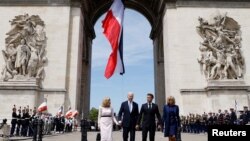 Gjatë pritjes në Harkun e Triumfit (Paris, 8 qershor 2024)
