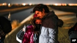 រូបឯកសារ៖ គូស្នេហ៍​មួយគូ​មកពី​ប្រទេស​គុយបា រង់ចាំ​ដំណើរការ​ដើម្បី​ស្វែងរក​សិទ្ធិ​ជ្រកកោន បន្ទាប់ពី​បាន​ឆ្លង​ព្រំដែន​ចូល​សហរដ្ឋ​អាមេរិក ​កាលពី​ថ្ងៃទី៦ ខែមករា ឆ្នាំ២០២៣ នៅ​ជិត​ក្រុង Yuma រដ្ឋ Arizona។