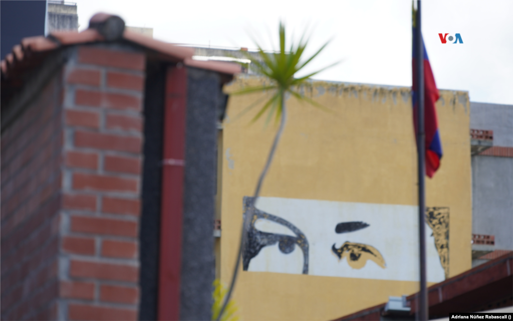  Los ojos de Chávez se han pintado en todos los desarrollos habitacionales construidos por el gobierno que forman parte de la llamada Misión Vivienda. &nbsp; 