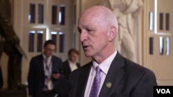 资料照片：亚当·史密斯众议员与美国之音记者交谈。(2024年4月20日)