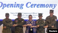 美國和菲律賓在馬尼拉舉行“肩並肩”聯合軍事演習的開幕式。（2023年4月1日）