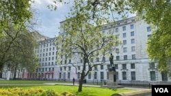 位于伦敦泰晤士河畔的英国国防部大楼外。（美国之音李伯安拍摄）