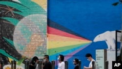 美國大使館外排隊簽證的中國人(資料照）。