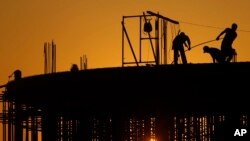 រូបឯកសារ៖ កម្មករ​សំណង់​កំពុង​ធ្វើការ​នៅ​ការដ្ឋាន​សំណង់​មួយ​ នៅជាយ​រាជធានីភ្នំពេញ កាលពីថ្ងៃទី២៦ ខែធ្នូ ឆ្នាំ២០១៩។ 