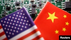 美中國旗與半導體芯片