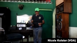 Sin trabajo como obrero, Sandoval sobrevive hoy de la venta esporádica de artículos que le donaron sus familiares antes de emigrar.