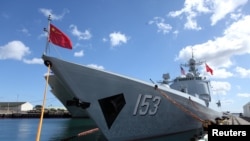 中國解放軍海軍驅逐艦西安號停靠在美國珍珠港希卡姆聯合基地，準備參加在夏威夷舉行的環太平洋軍演。（2016年7月8日）