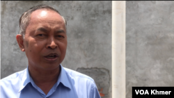 មន្ត្រីស៊ើបអង្កេតជាន់ខ្ពស់របស់សមាគមការពារសិទ្ធិមនុស្សអាដហុក លោក យី សុខសាន្ត ថ្លែងទៅកាន់អ្នកសារព័ត៌មាននៅក្រៅសាលាឧទ្ធរណ៍ភ្នំពេញ។ (ហ៊ុល រស្មី/វីអូអេ)