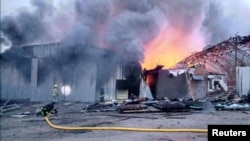 រូបឯកសារ៖ អ្នកពន្លត់​អគ្គិភ័យ​ធ្វើការ​នៅ​ឃ្លាំង​មួយ​កន្លែង​ដែល​រង​ការវាយ​ប្រហារ​ដោយ​កាំជ្រួច​រុស្ស៊ី​នៅ​ក្រុង Dnipro ប្រទេស​អ៊ុយក្រែន កាលពី​ថ្ងៃ​ទី២៨ ខែមេសា ឆ្នាំ២០២៣។