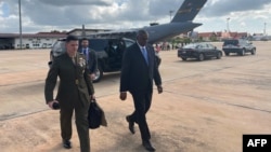 រូបឯកសារ៖ រដ្ឋមន្ត្រីក្រសួងការពារជាតិសហរដ្ឋអាមេរិក លោក Lloyd Austin (កណ្តាល) ដើរនៅអាកាសយានដ្ឋានអន្តរជាតិសៀមរាប ក្នុងខេត្តសៀមរាប ថ្ងៃទី២៣ ខែវិច្ឆិកា ឆ្នាំ២០២២។