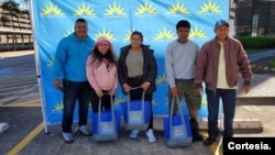 Manuel Prado, presidente de la Fundación Nicaragüense Americana (Funadec) a la izquierda, junto a migrantes beneficiados con ayuda humanitaria en Houston, Texas, diciembre de 2023. [Foto cortesía].