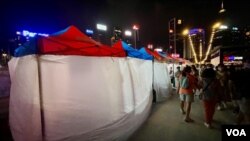 香港夜繽紛首個灣仔海繽市集10月1日傍晚，因應中國國慶煙花匯演暫停營運超過5小時，當晚10時半煙花匯演結束後，不少攤檔仍然關閉沒有恢復營業，有市民認為當局的安排影響市集氣氛。(美國之音/湯惠芸)