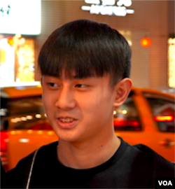 位於台北的16歲學生陳思任(美國之音特約記者黃麗玲拍攝)