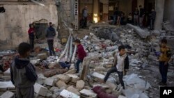 Palestinos observan la destrucción tras un ataque israelí en Rafah, en el sur de la Franja de Gaza, el 29 de diciembre de 2023.