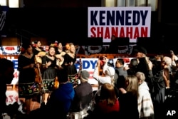 Ženska marijači grupa Los Kolibri peva pristalicama nezavisnog predsedničkog kandidata Roberta F. Kenedija mlađeg, u Los Anđelesu, 30. marta 2024.