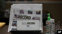 La última edición del periódico Marion County Record en un estanquillo el 13 de agosto de 2023.
