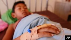 រូបឯកសារ៖ កុមារម្នាក់កំពុងទទួលការព្យាបាលជំងឺគ្រុនឈាម នៅមន្ទីរពេទ្យមួយកន្លែងក្នុងរាជធានីភ្នំពេញ កាលពីថ្ងៃទី ៣១ ខែឧសភា ឆ្នាំ ២០១១។ 