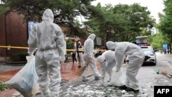 จนท.เกาหลีใต้ทำความสะอาดเศษขยะที่มาพร้อมกับบอลลูนจากเกาหลีเหนือ ตามถนนในกรุงโซล เมื่อ 24 ก.ค. 2567