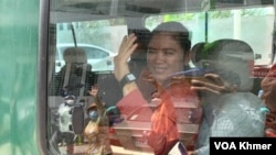 កញ្ញា ឈឹម ស៊ីថរ ប្រធានសហជីពទ្រទ្រង់សិទ្ធិការងារបុគ្គលិកកម្មករខ្មែរនៃក្រុមហ៊ុនណាហ្គាវើលដ៍ កំពុងស្ថិតក្នុងឡាន ដែលមន្ត្រីពន្ធនាគារដឹកយកទៅឃុំឃាំងបន្ត បន្ទាប់ពីចូលរួមសវនាការនៃសាលាឧទ្ធរណ៍ភ្នំពេញ នាថ្ងៃទី១៩ ខែតុលា ឆ្នាំ២០២៣។ (លាស់ លីបលីប/វីអូអេ)