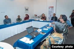 Ketua PPLN Ekuador Ahmad Iqbal dalam acara sosialisasi Pemilu untuk para Padre di Cuenca, Ekuador (foto PPLN Ekuador)