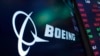 ARCHIVO - El logotipo de Boeing aparece en una pantalla sobre un puesto de operaciones en el piso de la Bolsa de Valores de Nueva York, el 13 de julio de 2021.