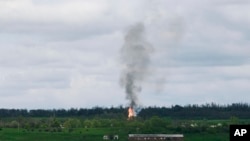 El fuego y el humo se elevan después de un bombardeo de artillería cerca de Bájmut, una ciudad del este donde se han librado feroces batallas entre las fuerzas ucranianas y rusas, en la región de Donetsk, Ucrania, el sábado 29 de abril de 2023. (Foto AP/Libkos)
