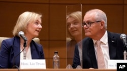 2023年2月17日，英國前首相卓慧思（左）和澳大利亞前總理斯科特·莫里森（右）參加在東京國會議員大樓舉行的“對華政策跨國議會聯盟”研討會。 （美聯社照片）