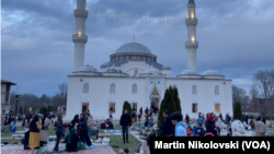 Американскиот верски центар Дијанет секојдневно подготвува бесплатна ифтарска вечера за муслиманите, но и за сите добронамерници, како што велат, од сојузните држави Вирџинија, Мериленд и поширокото подрачје на градот Вашингтон.