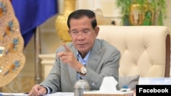 រូបឯកសារ៖ អតីត​នាយករដ្ឋមន្ត្រីកម្ពុជាលោក ហ៊ុន សែន ដែល​បច្ចុប្បន្នជា​ប្រធានព្រឹទ្ធសភា ថ្លែង​អំពី​គម្រោង​«តំបន់​ត្រីកោណ​អភិវឌ្ឍន៍»រវាង​កម្ពុជា ឡាវ និងវៀតណាម នៅរាជធានីភ្នំពេញ កាលពីថ្ងៃទី២៣ ខែកក្កដា ឆ្នាំ២០២៤។ (Facebook / Samdech Hun Sen of Cambodia)