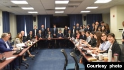 美台代表去年8月在华盛顿举行第二阶段第一次《21世纪贸易倡议谈判》。(台湾行政院提供）