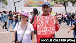 “Maduro no puede hacer todo lo que él quisiera porque tiene un ataque asesino del imperio norteamericano y de la Unión Europea”, dijo a la VOA Humberto Berrocal, fiel seguidor del chavismo.