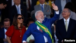 El presidente de Brasil, Luiz Inácio Lula da Silva, saluda junto a su esposa Rosangela 'Janja' cuando llegan al desfile del día de la Independencia en Brasilia, Brasil, el 7 de septiembre de 2023. 