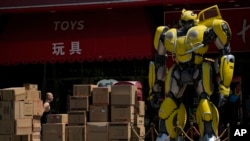 北京一名工人在運送將出口英國著名漢姆利玩具店的大黃蜂玩具。 (2023年7月25日)