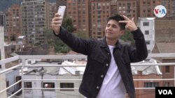 正在錄製TikTok視頻的網紅何塞·拉米雷斯(José Ramírez)