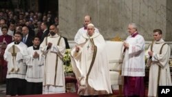 Fafaroma Francis ya jagoranci taron addu'a a St. Peter's Basilica da ke fadar Vatican, Dec. 24, 2023.