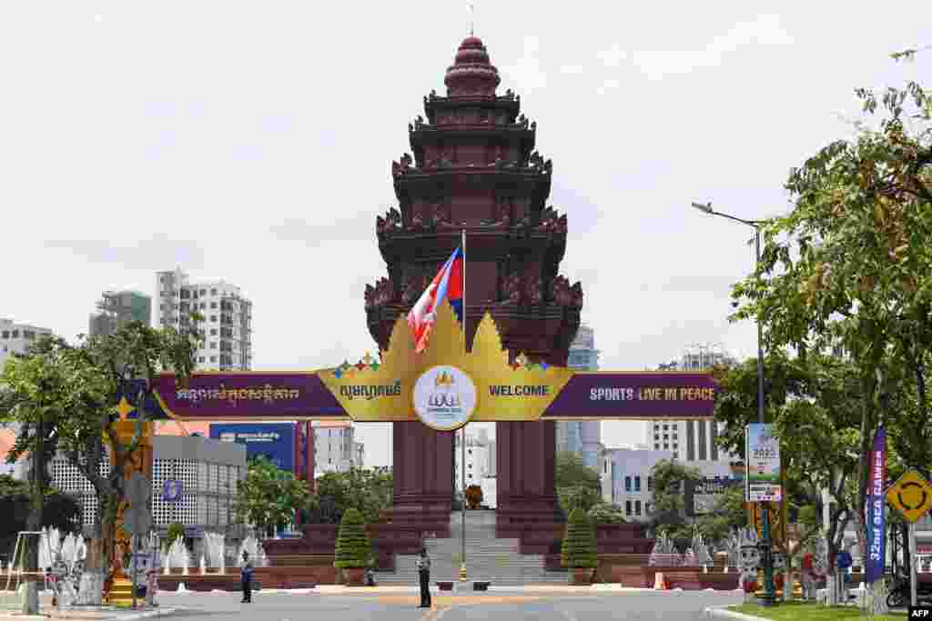 ប៉ូលិសចរាចរណ៍ប្រតិបត្តិការសម្រួលចរាចរណ៍ នៅក្រោមខ្លោងទ្វាលម្អសម្រាប់ការប្រកួតកីឡាស៊ីហ្គេមលើកទី ៣២ ដែលនឹងប្រារព្ធធ្វើឡើងនៅរាជធានីភ្នំពេញ នៅថ្ងៃទី ៤ ខែឧសភា ឆ្នាំ ២០២៣។