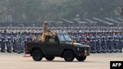 រូបឯកសារ៖ មេដឹកនាំយោធាមីយ៉ាន់ម៉ា លោក Min Aung Hlaing ចូលរួមទិវាយោធាលើកទី ៧៨ របស់មីយ៉ាន់ម៉ា នៅរដ្ឋធានីណៃពិដោ កាលពីថ្ងៃទី ២៧ ខែមីនា ឆ្នាំ ២០២៣។ 