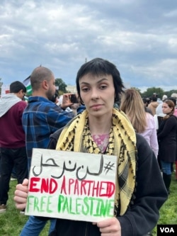 Aleyda Canella, warga Amerika keturunan Italia, ikut datang bersama puluhan teman-temannya. (Foto: VOA/Eva M.)