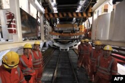 资料照：在以色列城市拉马特甘一个地铁建设工地做工的中国工人。（2017年2月19日）