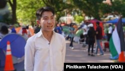 สิรภพ พิชิตการณ์ นักศึกษาระดับป.ตรี ชั้นปีที่ 2 ด้านความสัมพันธ์ระหว่างประเทศ มหาวิทยาลัยจอร์จ วอชิงตัน ให้สัมภาษณ์กับวีโอเอไทยบริเวณพื้นที่ตั้งเตนท์ประท้วงในมหาวิทยาลัย เมื่อวันที่ 2 พ.ค. 2024